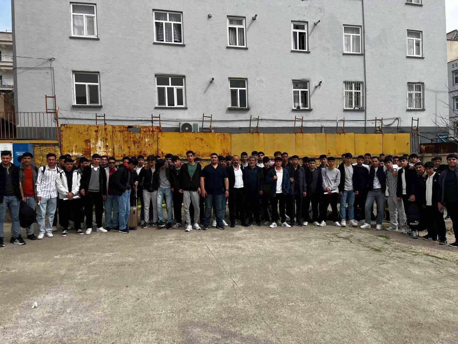 Çermik Belediyesi YKS’ye girecek öğrencileri kampa gönderdi
