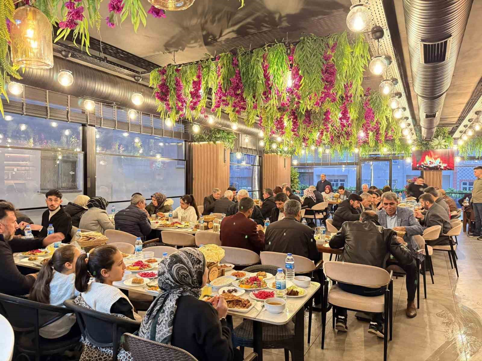 Çermik Kaymakamı Karataş, ilk iftar sofrasında şehit aileleri ile buluştu
