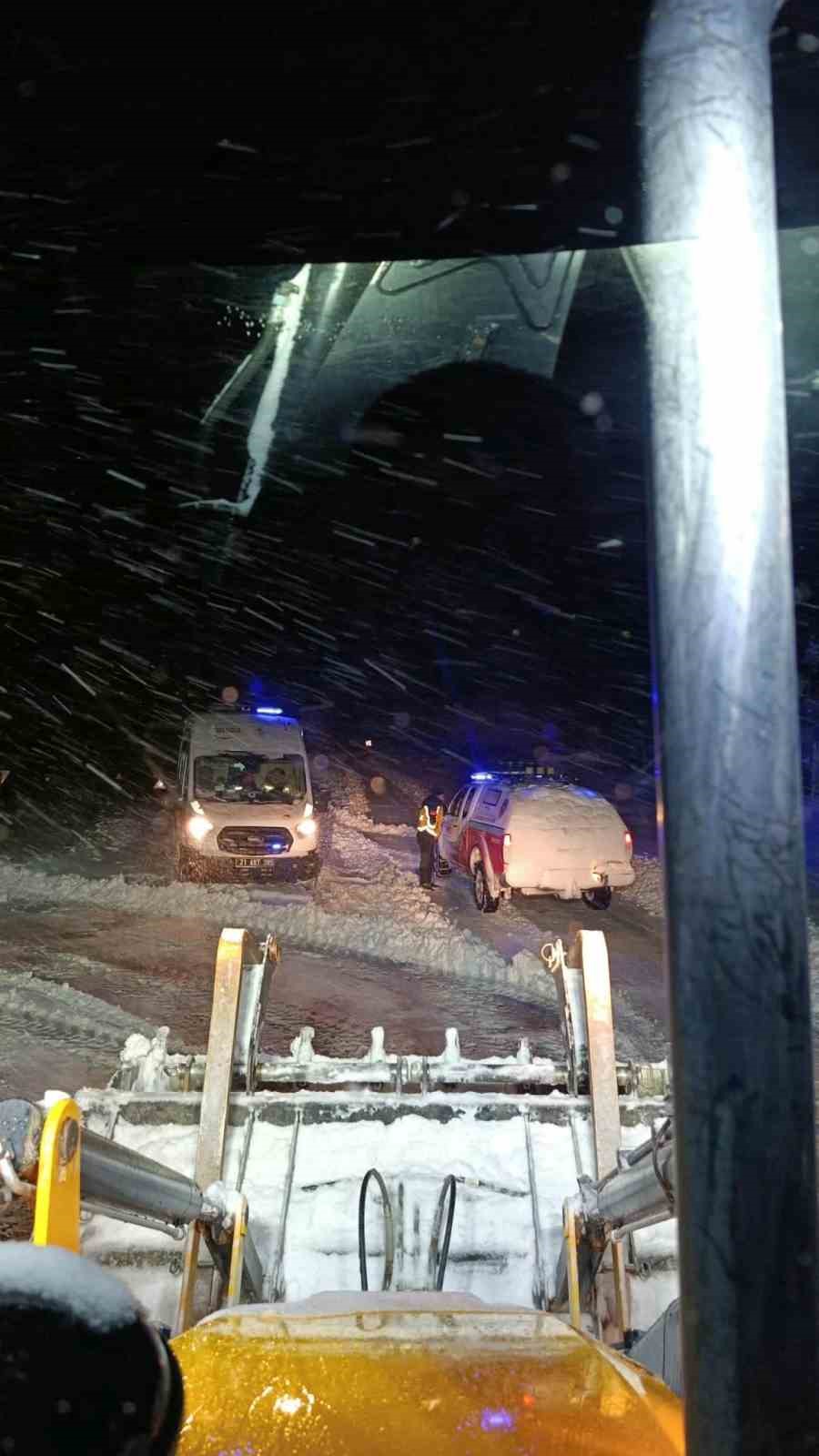 Çermik’te karda mahsur kalan ambulans kurtarıldı
