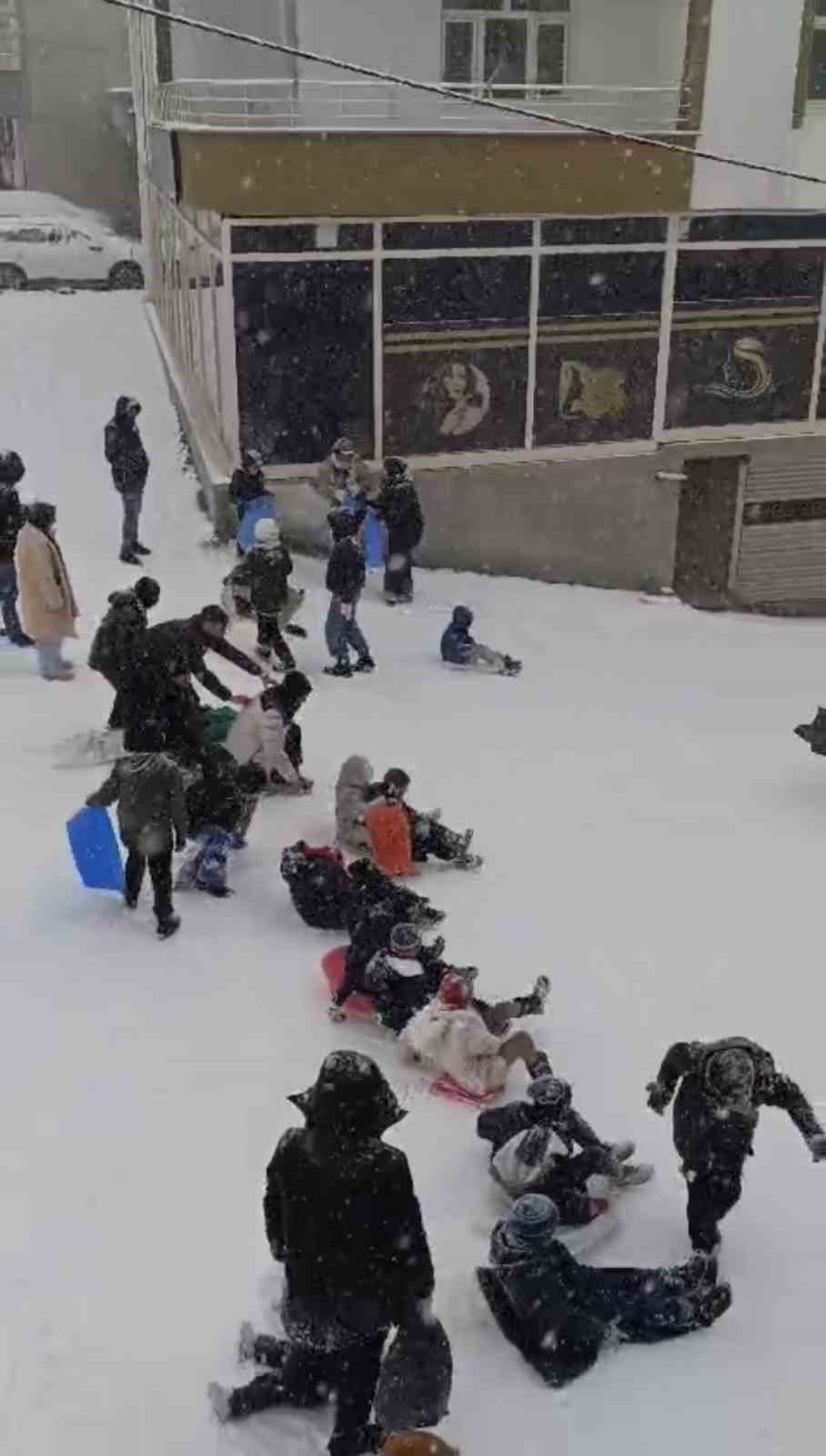 Çermik’te karın yağışına en çok çocuklar sevindi
