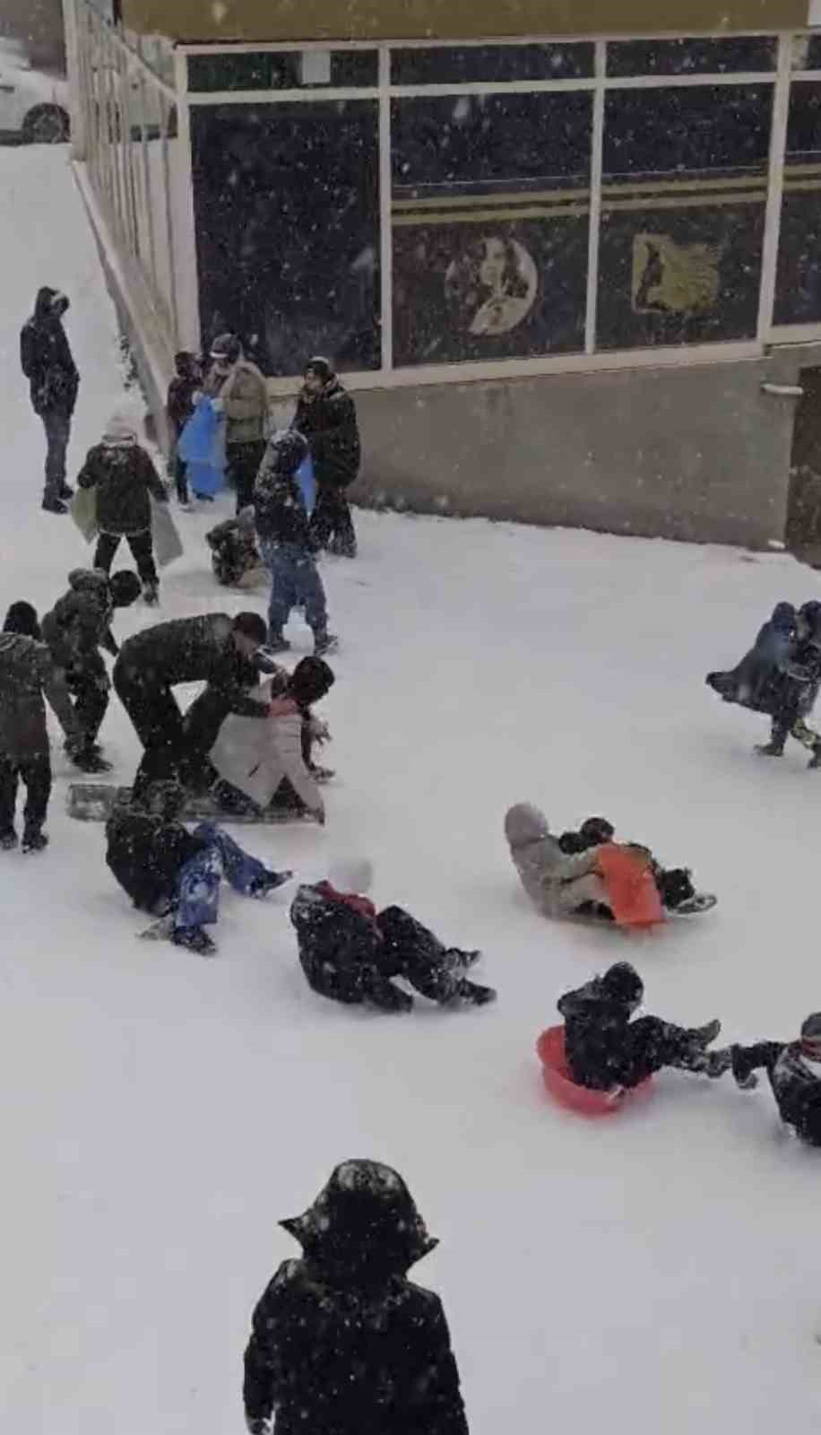 Çermik’te karın yağışına en çok çocuklar sevindi
