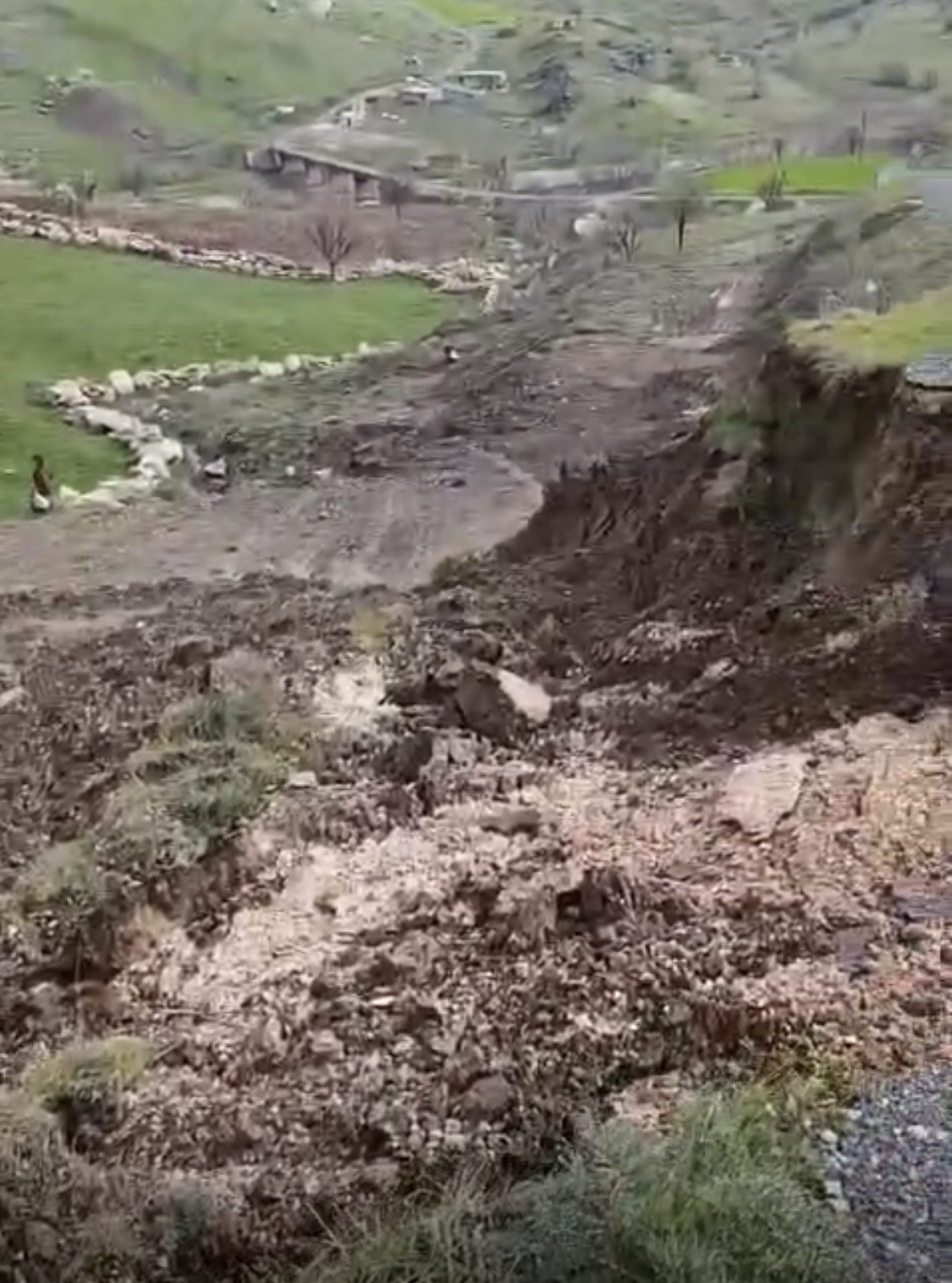 Çermik’te yolda çökme meydana geldi
