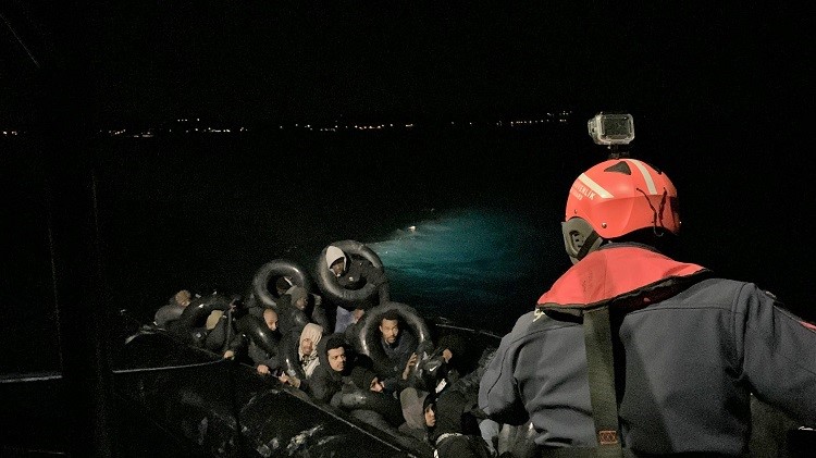 Çeşme açıklarında 31 düzensiz göçmen yakalandı
