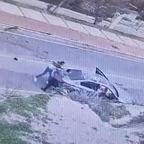 Çeşme’de kaza yapan sürücüye yumruklu saldırı kamerada
