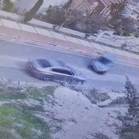 Çeşme’de kaza yapan sürücüye yumruklu saldırı kamerada
