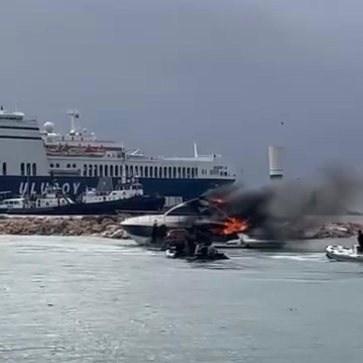 Çeşme’de motoryatta yangın paniği
