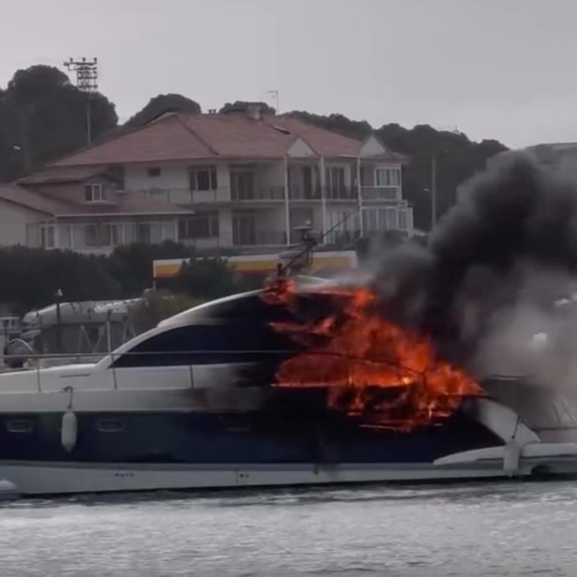 Çeşme’de motoryatta yangın paniği
