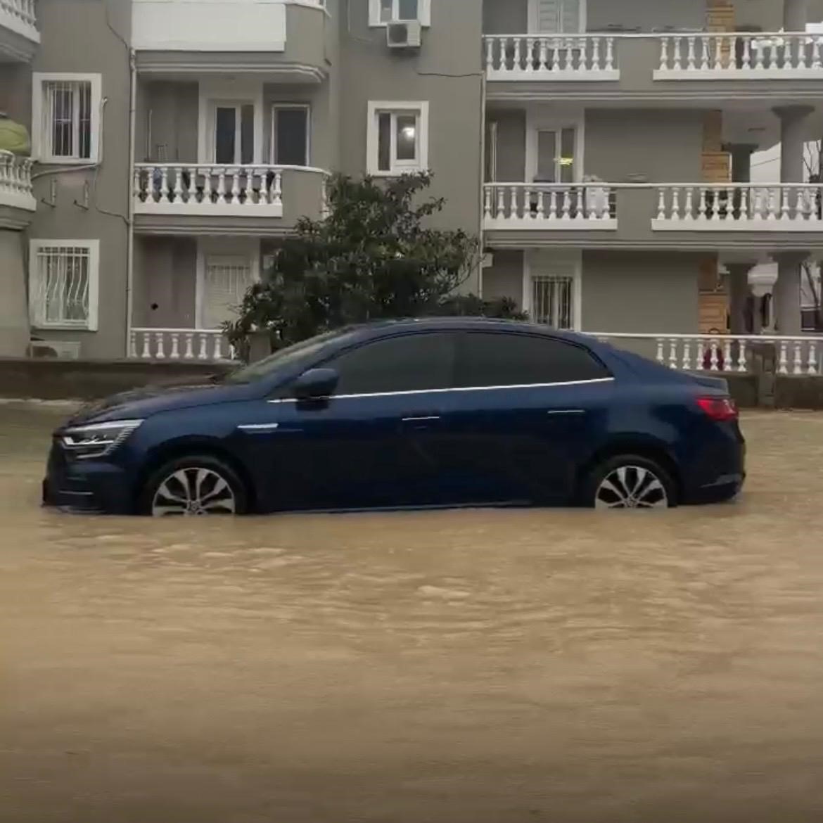 Çeşme’de sağanak yağış: Caddeler dereye döndü, rögarlar taştı
