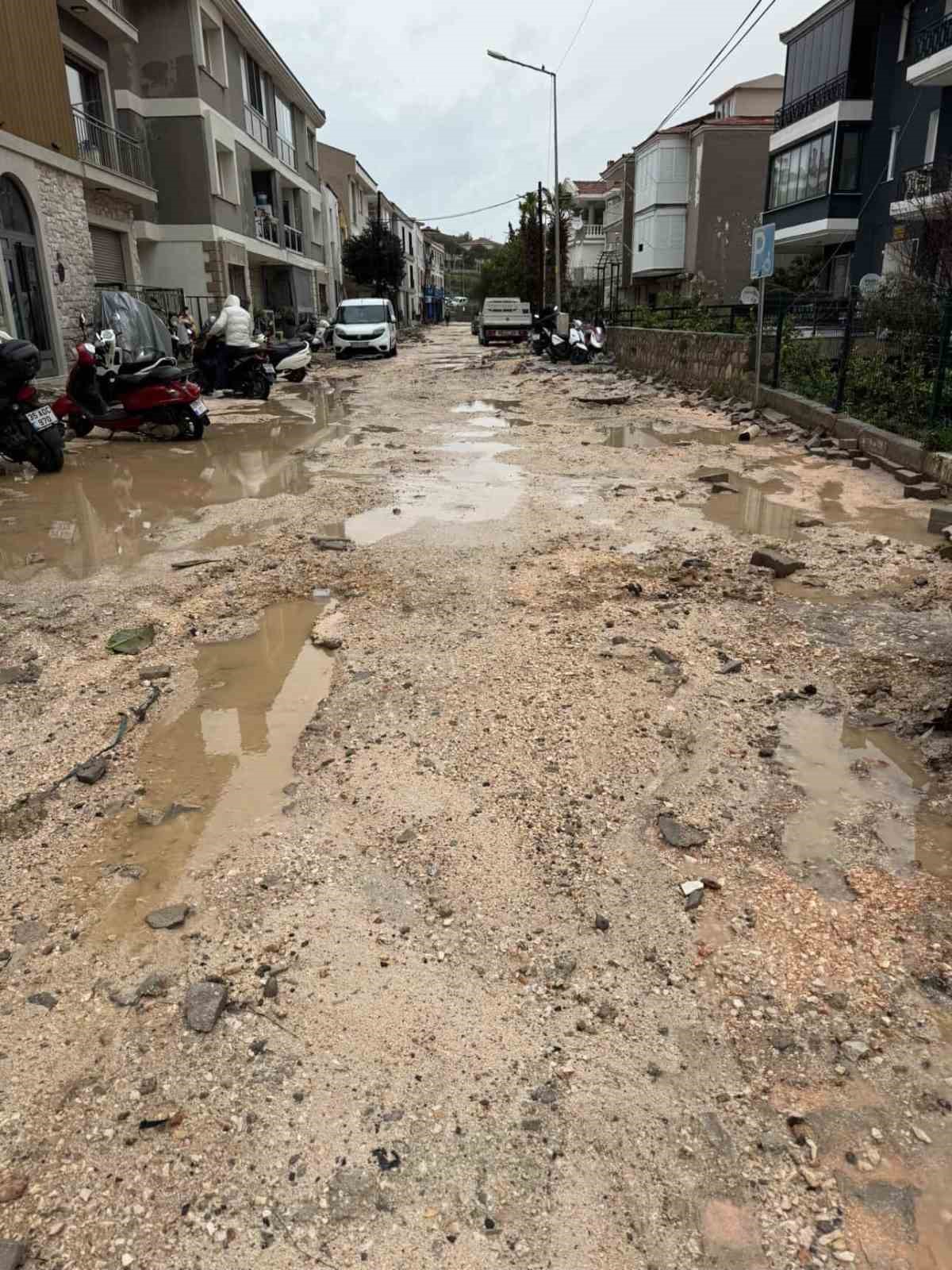 Çeşme’de sağanak yağış ve fırtına günlük yaşamı zorlaştırdı
