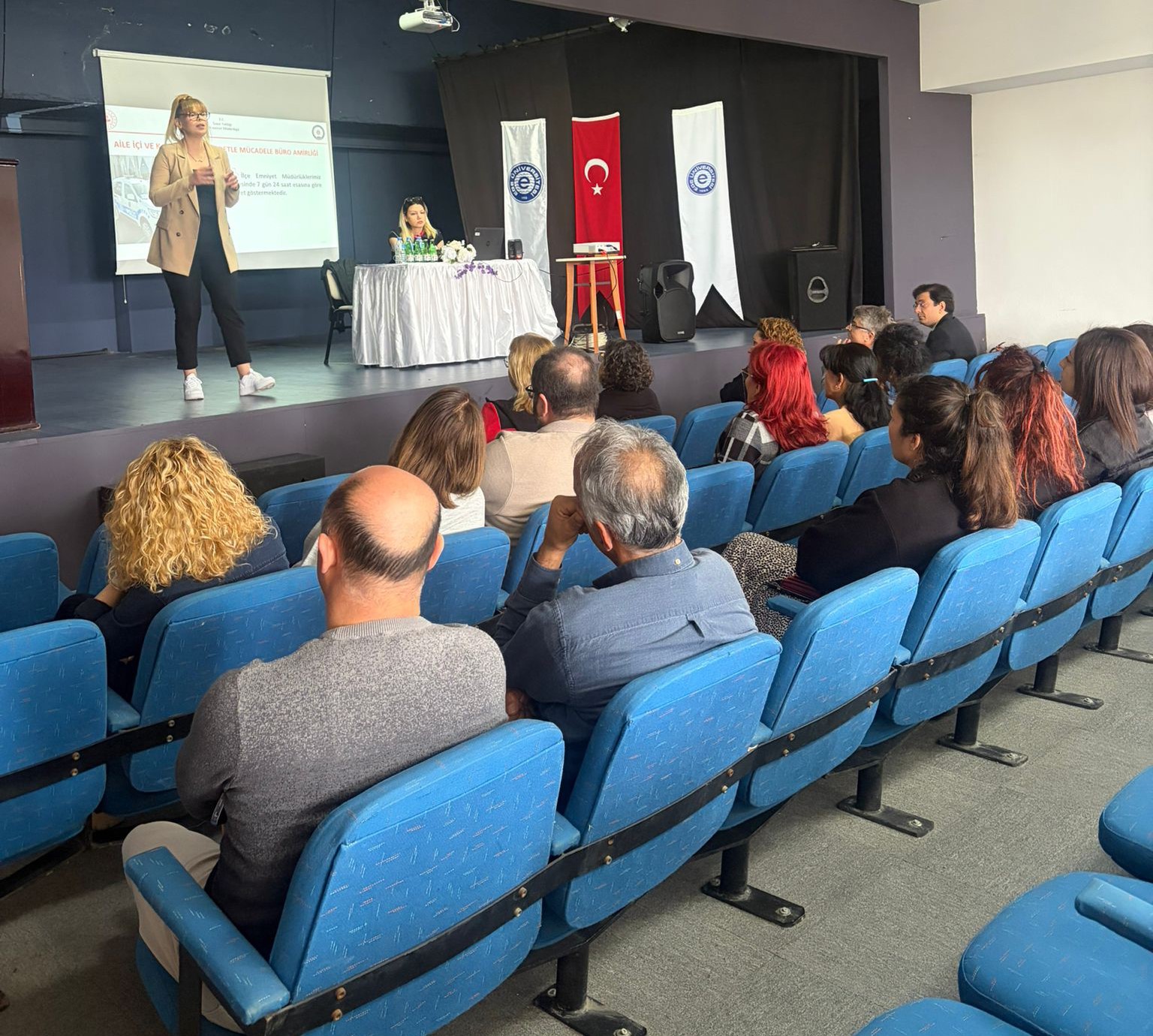 Çeşme’de üniversite öğrencileri ve personeline KADES ile narkotik eğitimi verildi

