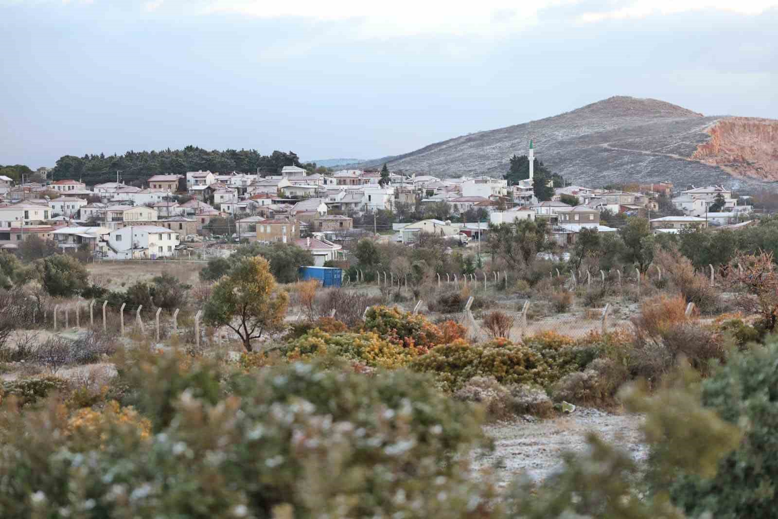 Çeşme’de yılın ilk gününde kar sürprizi
