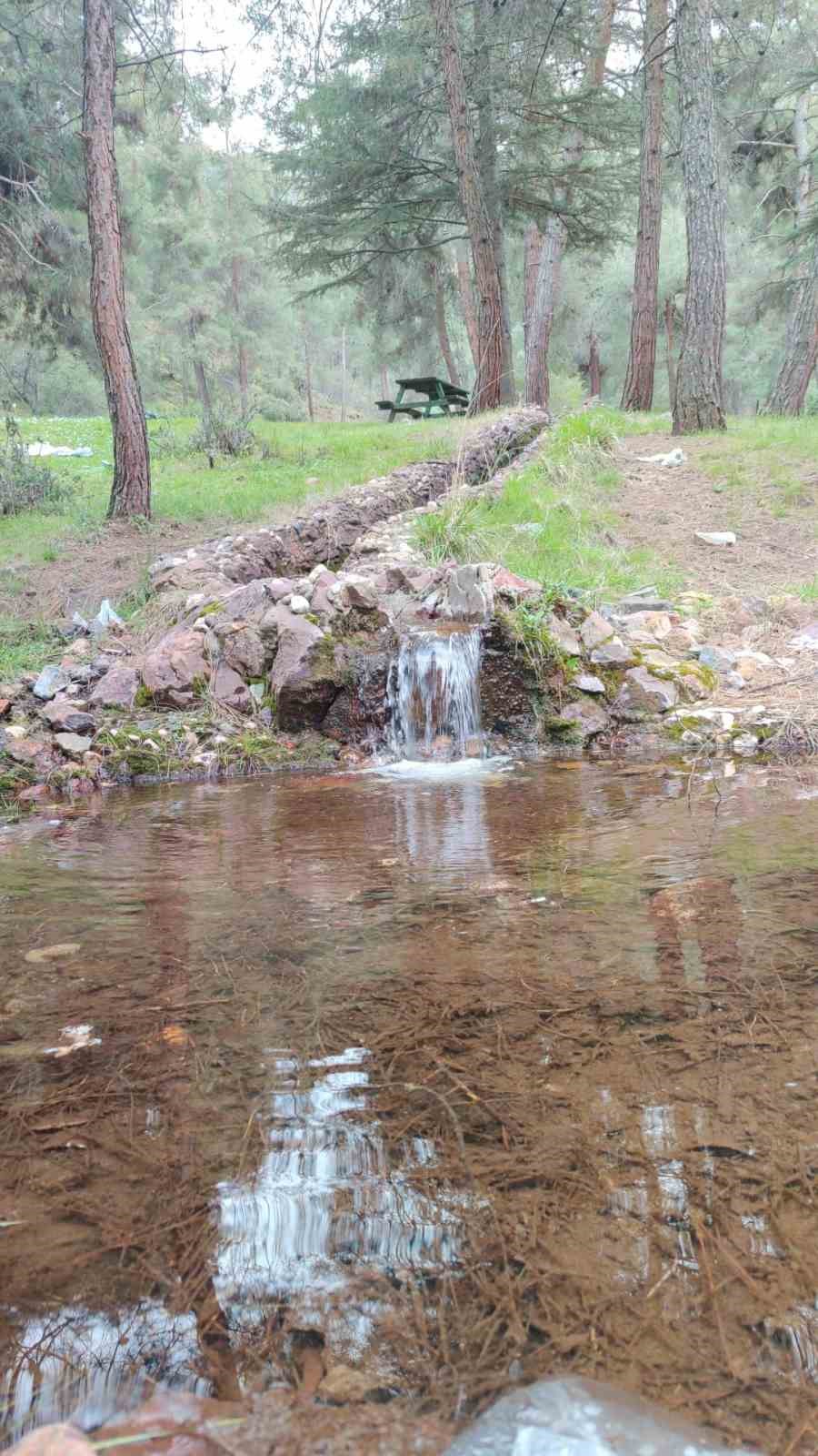 Çeşmeden maden suyu içmek isteyen vatandaşlar Laçin’e geliyor
