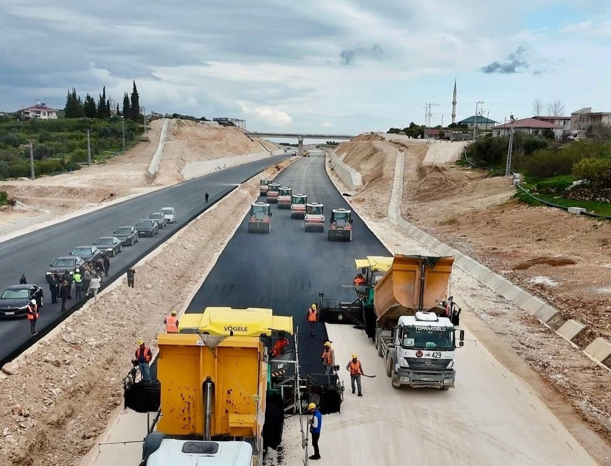 Çeşmeli- Kızkalesi Otoyolunda çalışmalar yerinde incelendi
Çeşmeli- Kızkalesi Otoyolunda çalışmalar yerinde incelendi
