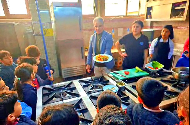 Çeşmeli öğrenciler sağlıklı beslenmeyi yerinde öğrendi
