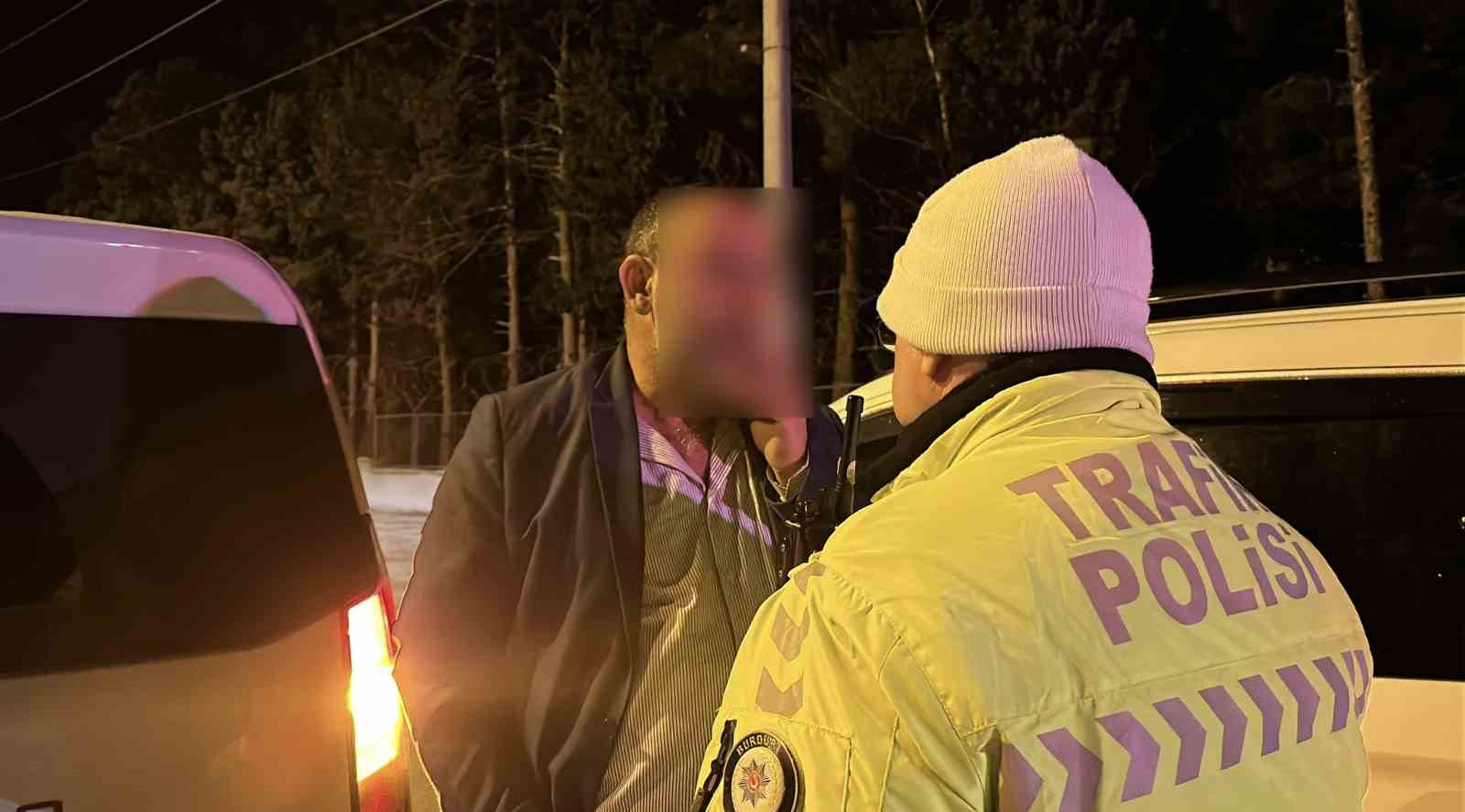 Çevirmeden kaçan alkollü sürücü yakalandı, polise zor anlar yaşattı
