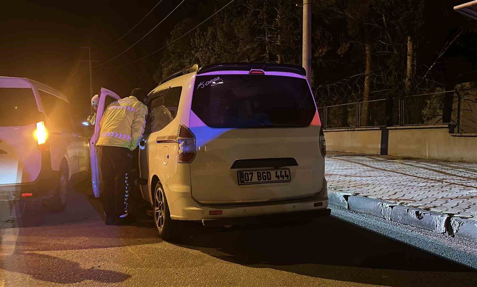Çevirmeden kaçan alkollü sürücü yakalandı, polise zor anlar yaşattı
