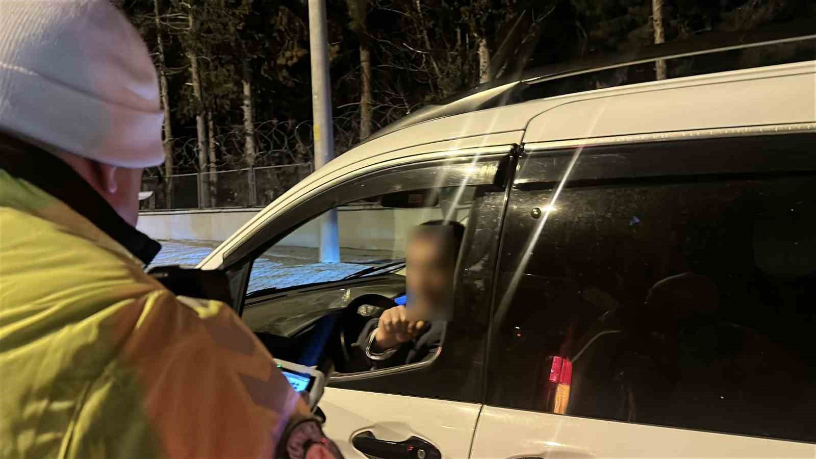 Çevirmeden kaçan alkollü sürücü yakalandı, polise zor anlar yaşattı
