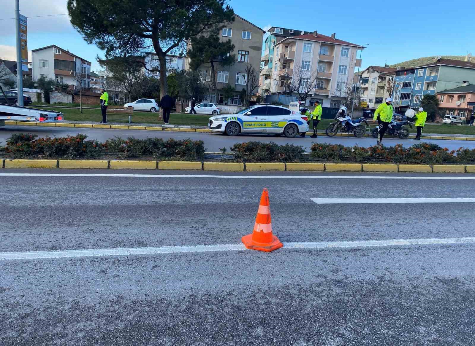 Çevirmeden kaçan motosikletli trafik polisine çarptı
