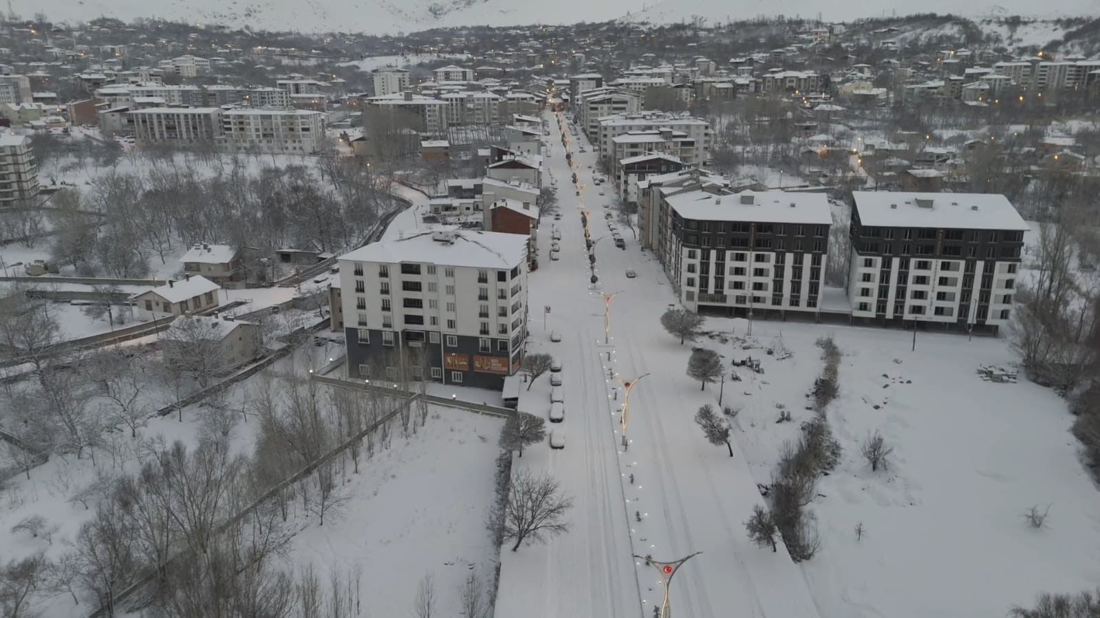 ‘Cevizler diyarı’ Adilcevaz’da kartpostallık kış manzarası
