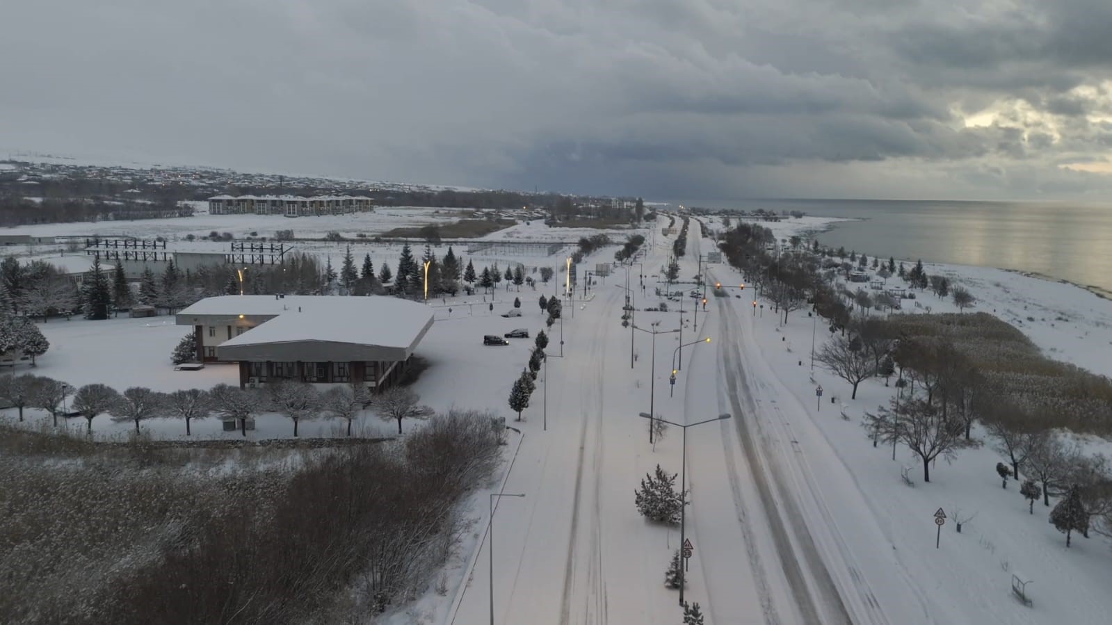 ‘Cevizler diyarı’ Adilcevaz’da kartpostallık kış manzarası
