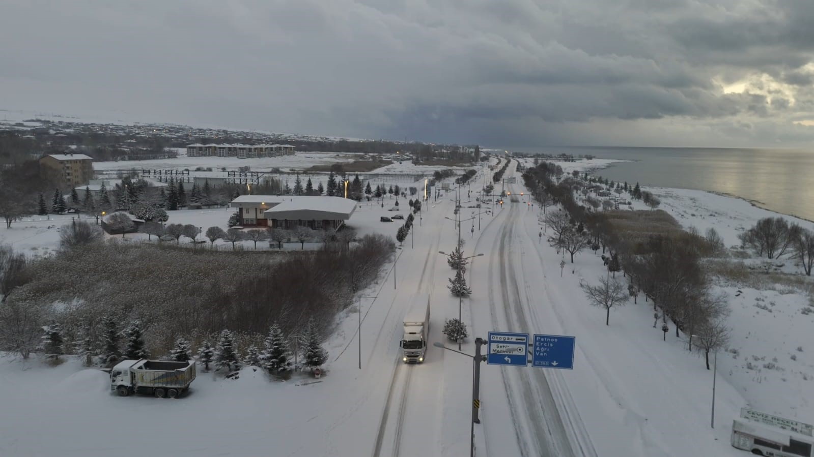 ‘Cevizler diyarı’ Adilcevaz’da kartpostallık kış manzarası
