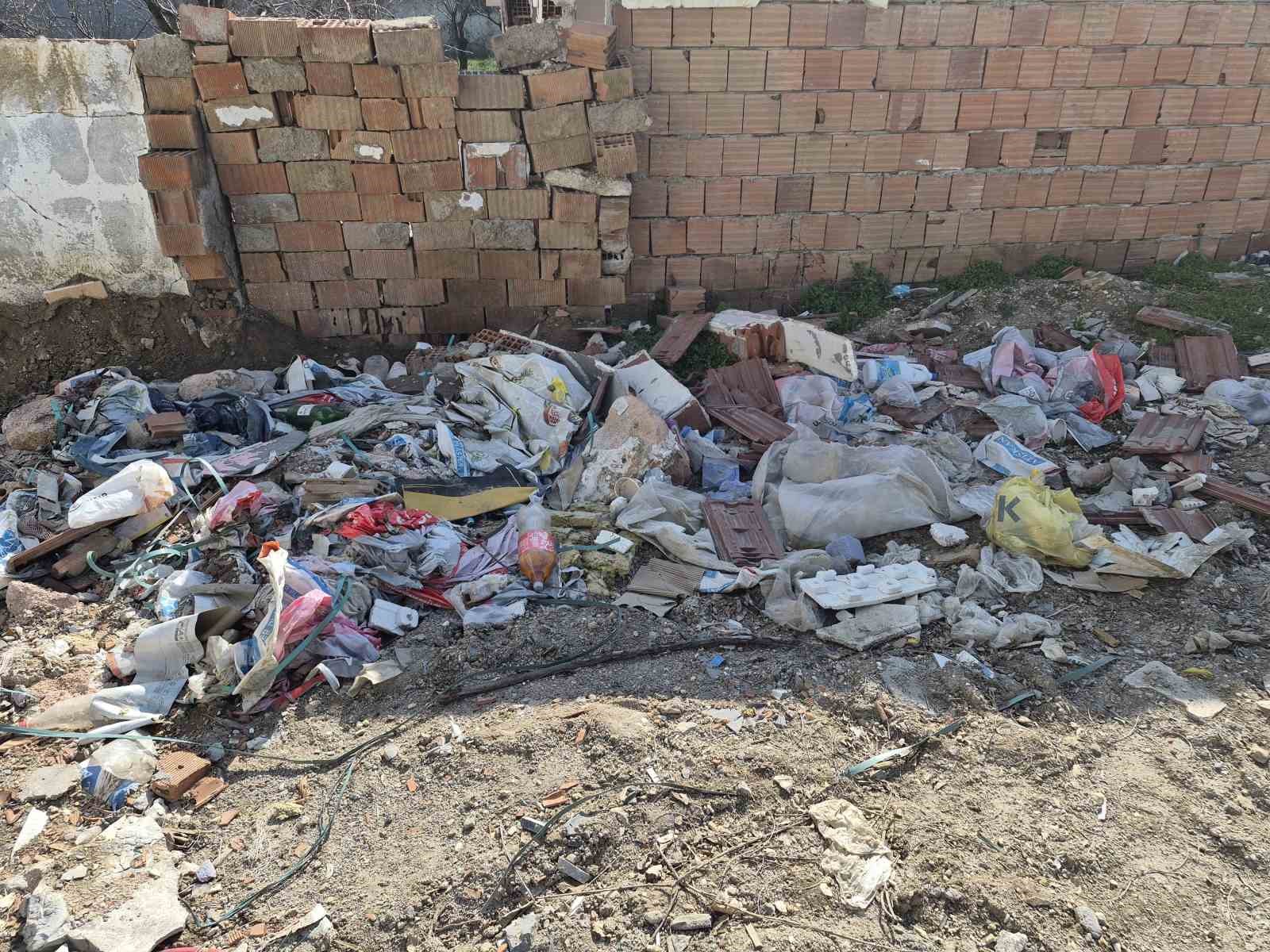 Çevre kirliliğine neden olan moloz yığınları çirkin görüntü oluşturuyor
