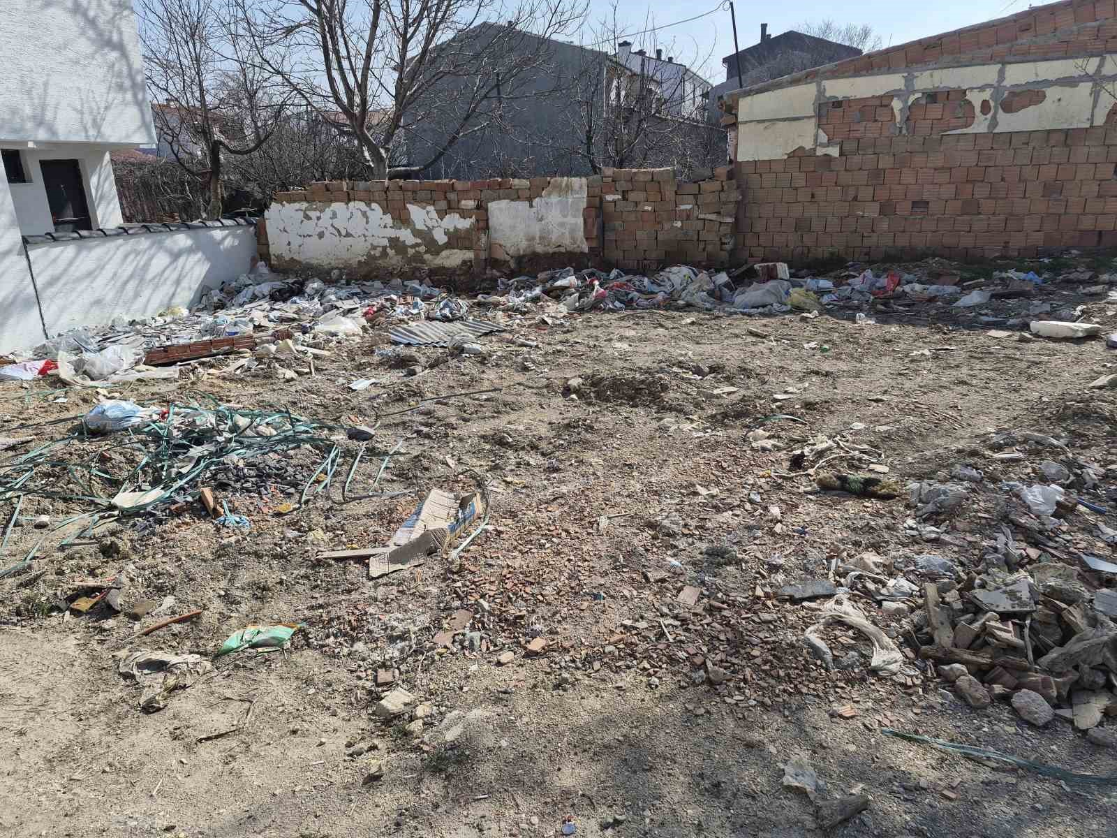 Çevre kirliliğine neden olan moloz yığınları çirkin görüntü oluşturuyor
