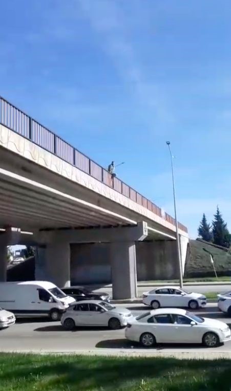 Çevre yolunda intihar girişimi trafiği durma noktasına getirdi
