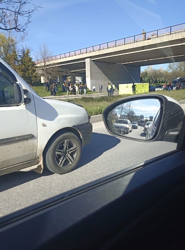 Çevre yolunda intihar girişimi trafiği durma noktasına getirdi
