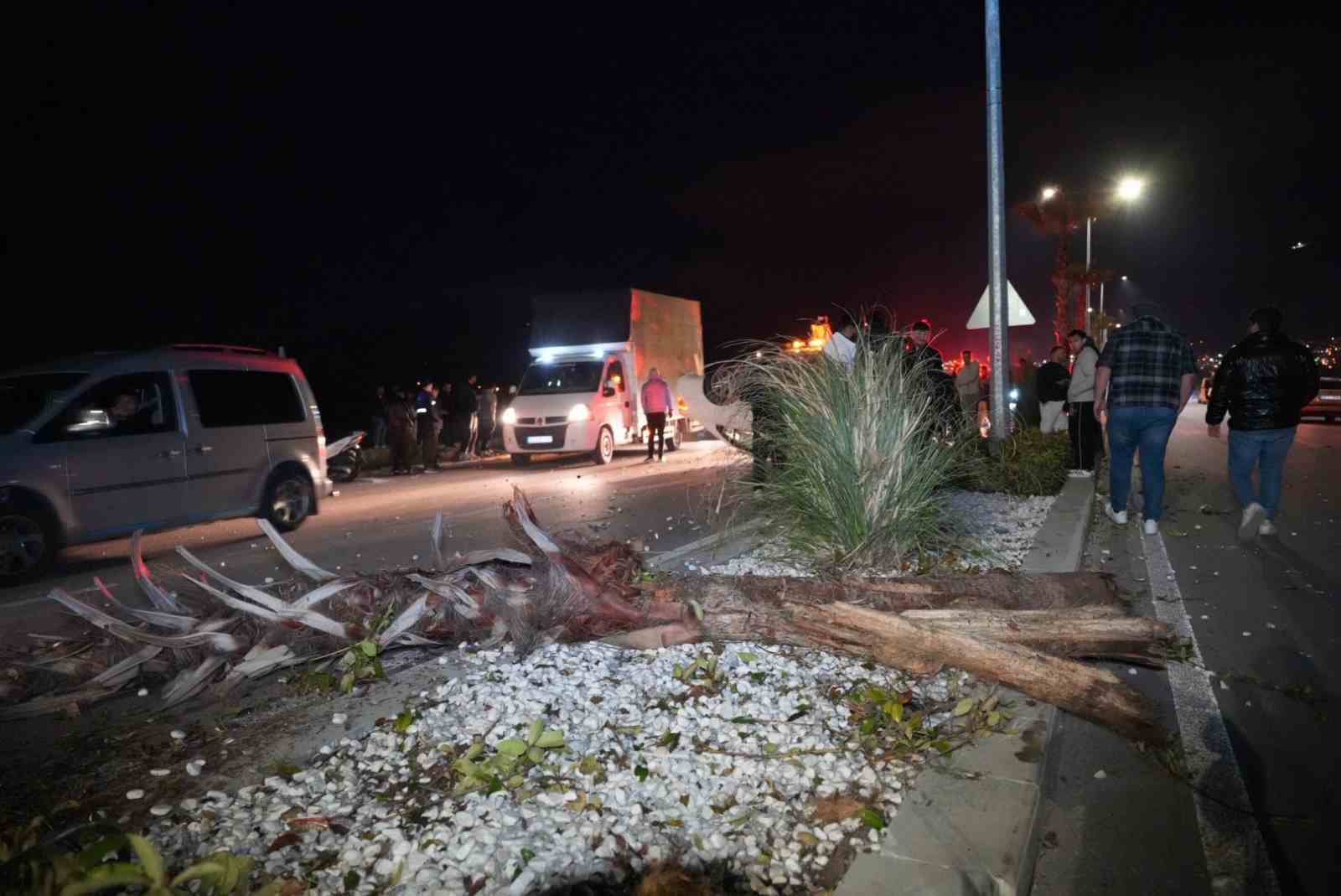Çevre yolunda yarış yapan lüks araç hakimiyetini kaybetmesi sonucu önce refüjdeki ağaca ardından karşı şeride geçerek takla attı
