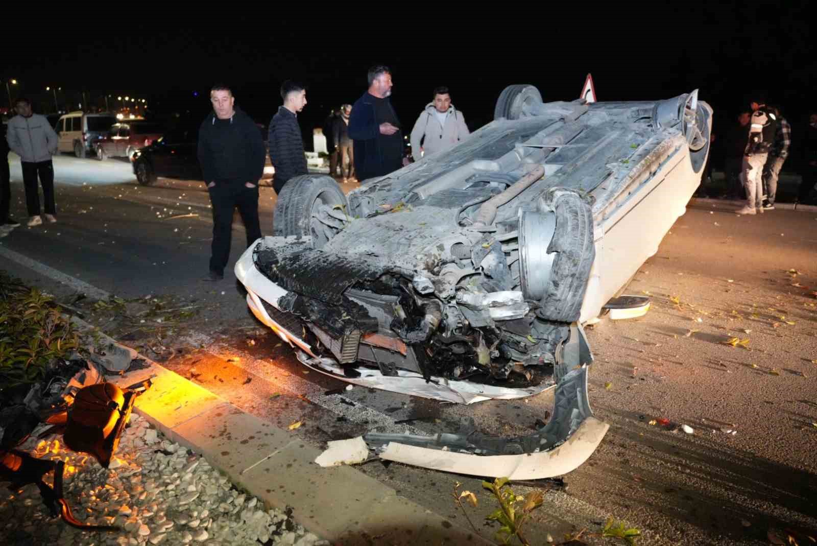 Çevre yolunda yarış yapan lüks araç hakimiyetini kaybetmesi sonucu önce refüjdeki ağaca ardından karşı şeride geçerek takla attı
