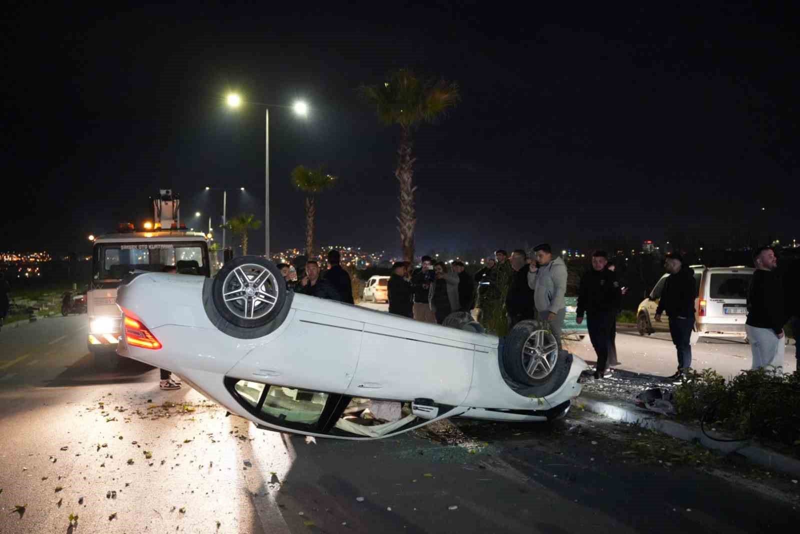 Çevre yolunda yarış yapan lüks araç hakimiyetini kaybetmesi sonucu önce refüjdeki ağaca ardından karşı şeride geçerek takla attı

