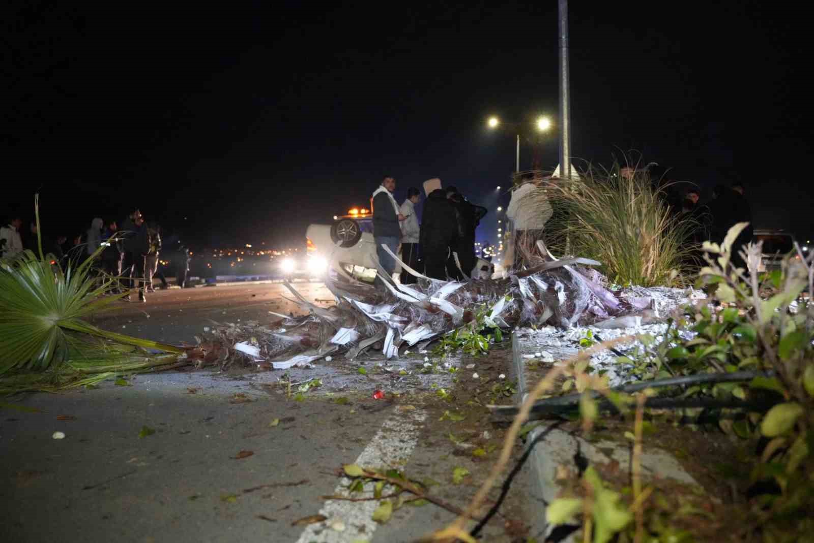 Çevre yolunda yarış yapan lüks araç hakimiyetini kaybetmesi sonucu önce refüjdeki ağaca ardından karşı şeride geçerek takla attı
