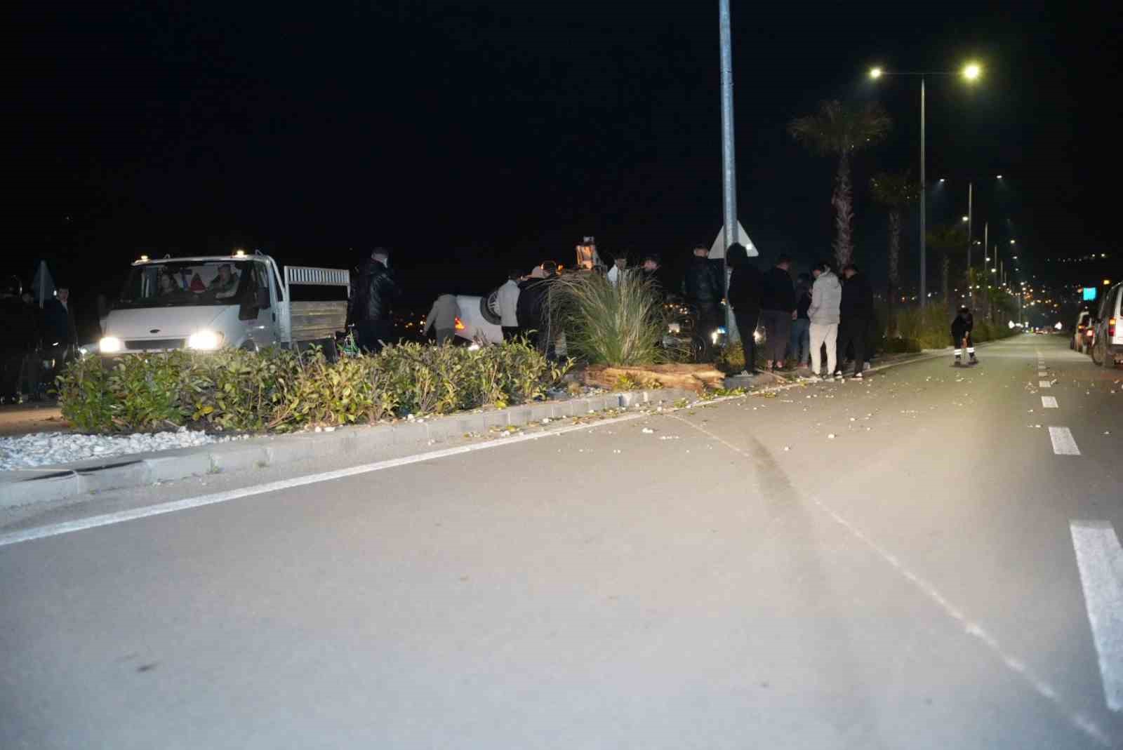 Çevre yolunda yarış yapan lüks araç hakimiyetini kaybetmesi sonucu önce refüjdeki ağaca ardından karşı şeride geçerek takla attı
