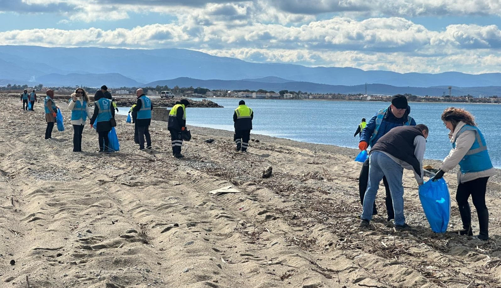 Çevrecilerden Altınkum sahilinde anlamlı temizlik
