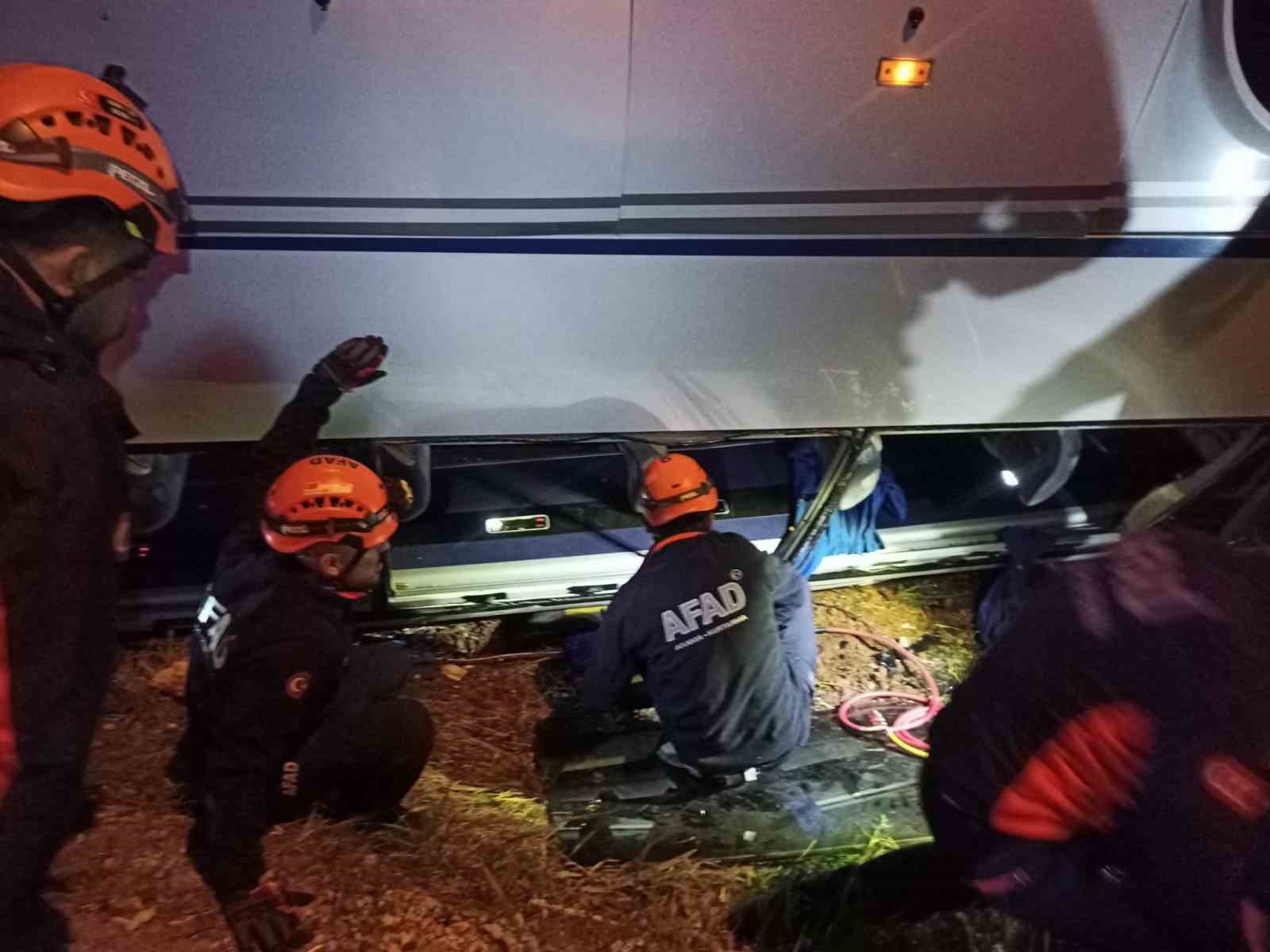 Ceza infaz kurumuna ait servis aracı devrildi: 16 yaralı
