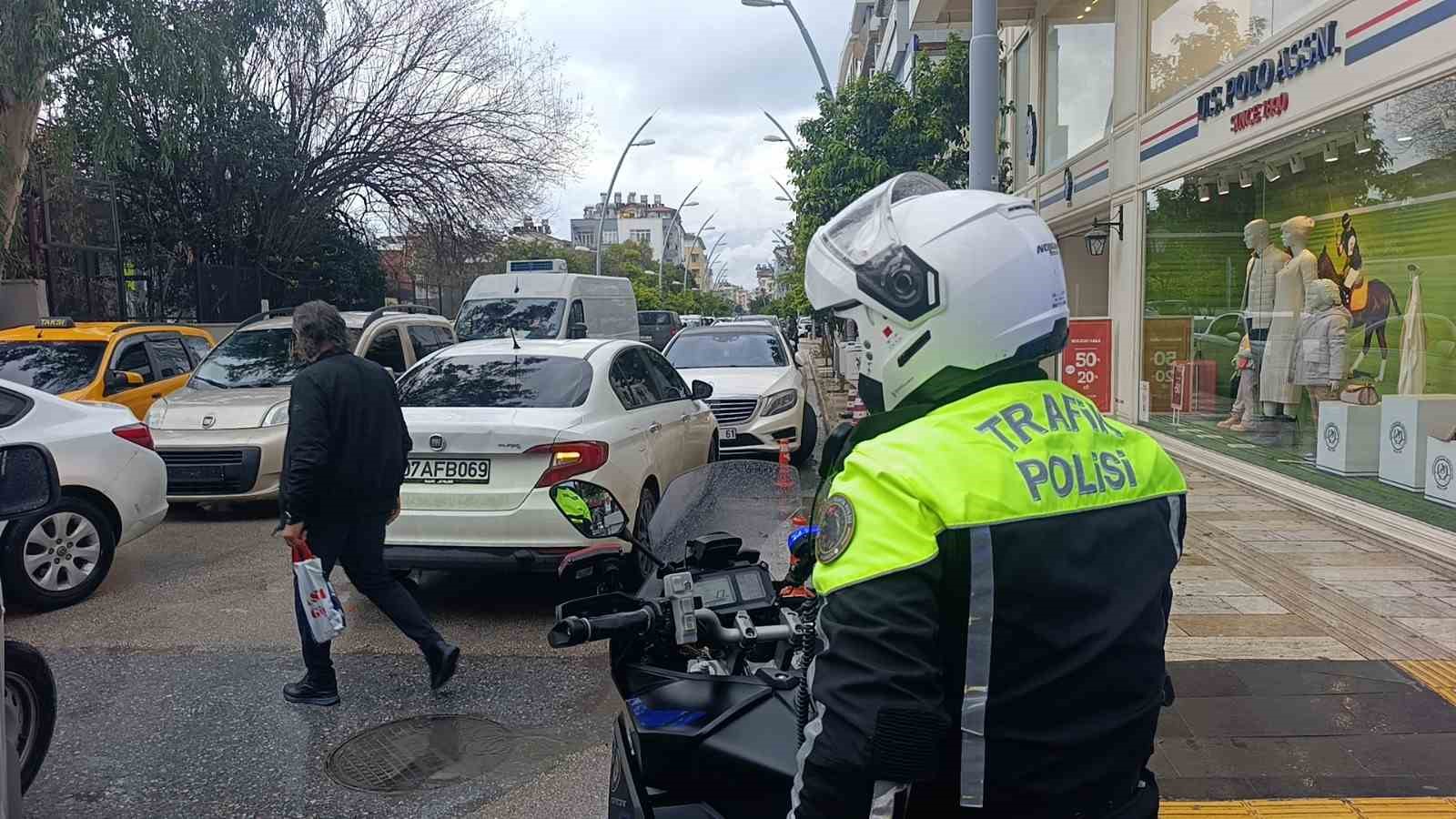 Ceza yazılacağını bile bile yasaklı alanlara park ediyorlar
