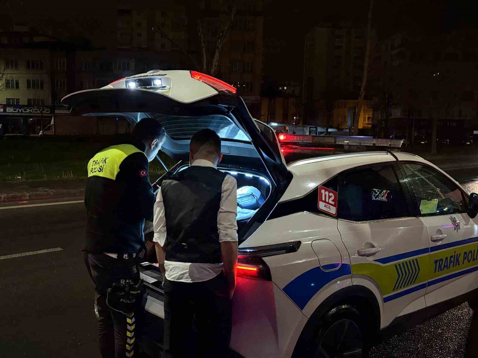 Ceza yiyen alkollü sürücü ekiplere önce ‘teşekkür’ etti, sonra zorluk çıkardı
