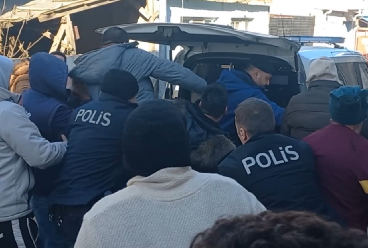 Cezaevinden kaçan mahkum mahalleyi birbirine kattı
