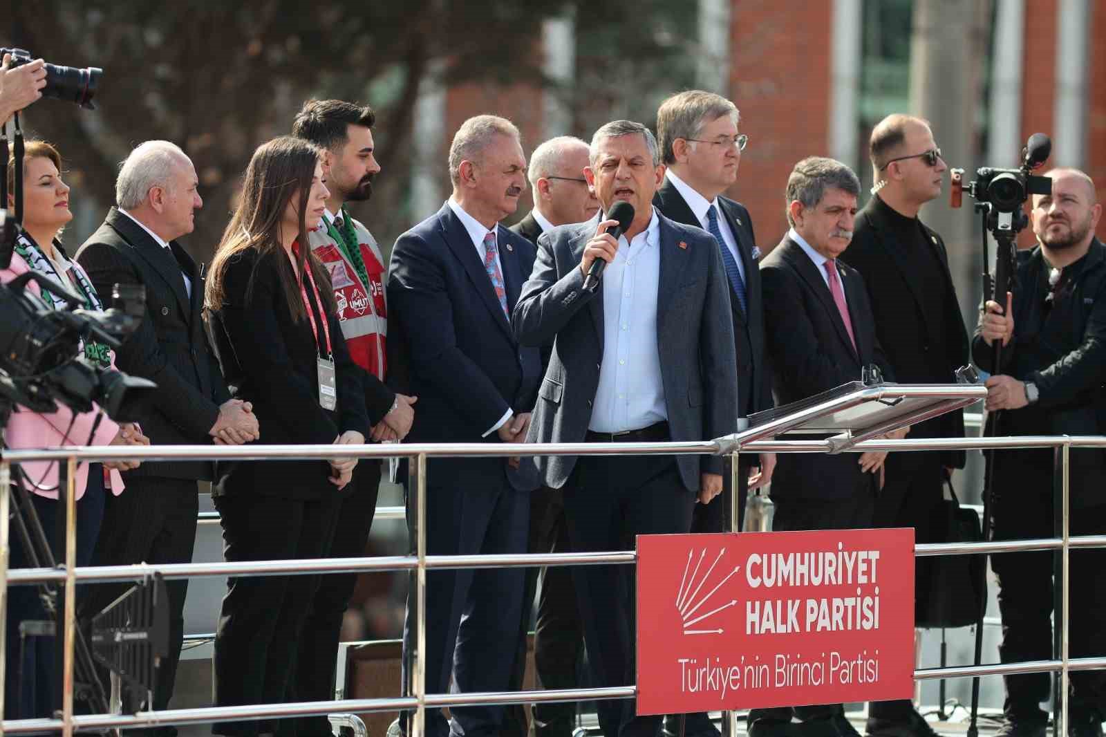 CHP Genel Başkanı Özel: "1999’dan bu yana Kocaeli Büyükşehir Belediyesi’ni kazanamadık ama kusuru kendimizde aradık"
CHP Genel Başkanı Özel: "1999’dan bu yana Kocaeli Büyükşehir Belediyesi’ni kazanamadık ama kusuru kendimizde aradık"