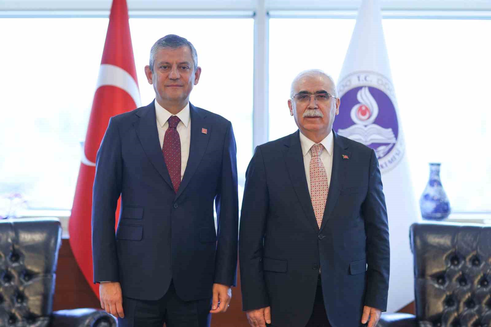 CHP Genel Başkanı Özel: "Anayasa Mahkemesi, Türkiye’de herkesin, her türlü tartışmadan uzak tutması gereken bir mahkeme"
