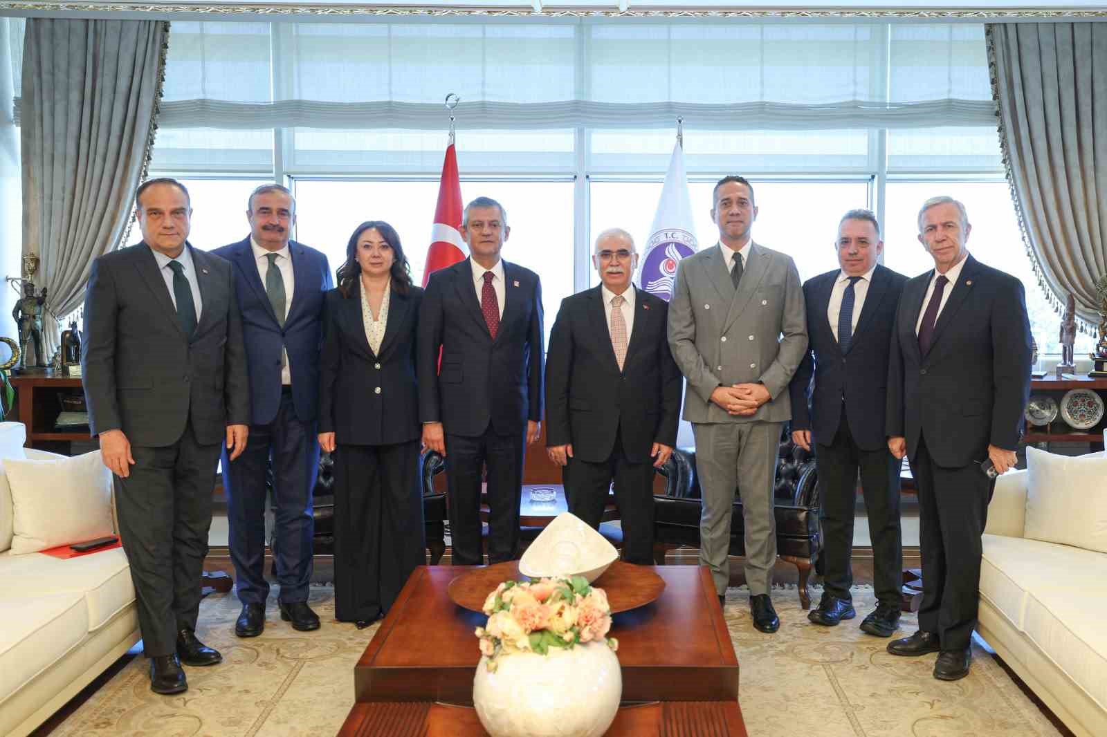 CHP Genel Başkanı Özel: "Anayasa Mahkemesi, Türkiye’de herkesin, her türlü tartışmadan uzak tutması gereken bir mahkeme"
