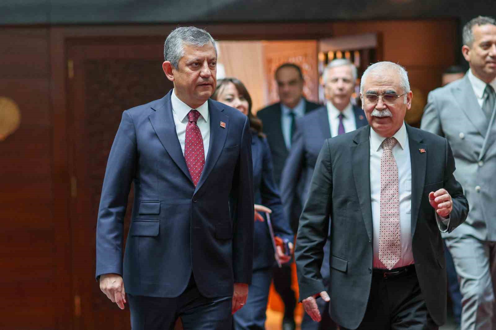 CHP Genel Başkanı Özel: "Anayasa Mahkemesi, Türkiye’de herkesin, her türlü tartışmadan uzak tutması gereken bir mahkeme"
