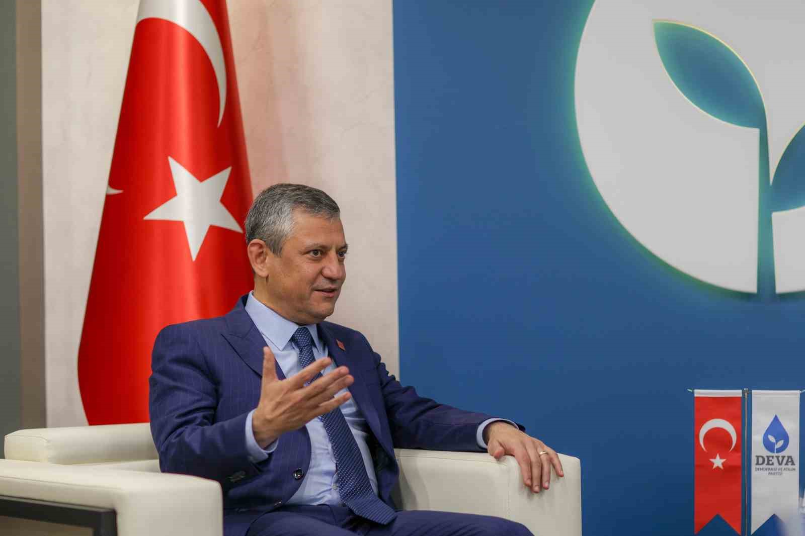 CHP Genel Başkanı Özel: "Anayasal zorunluluk sürecinde olduğumuz konusunda hemfikir olduk"
