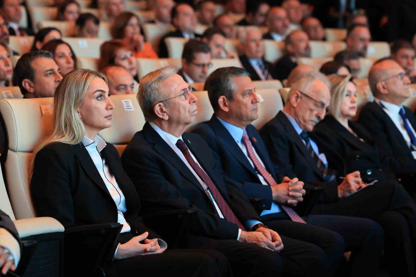 CHP Genel Başkanı Özel: "Bölgemiz bir ateş çemberine dönüşmüş durumda"
