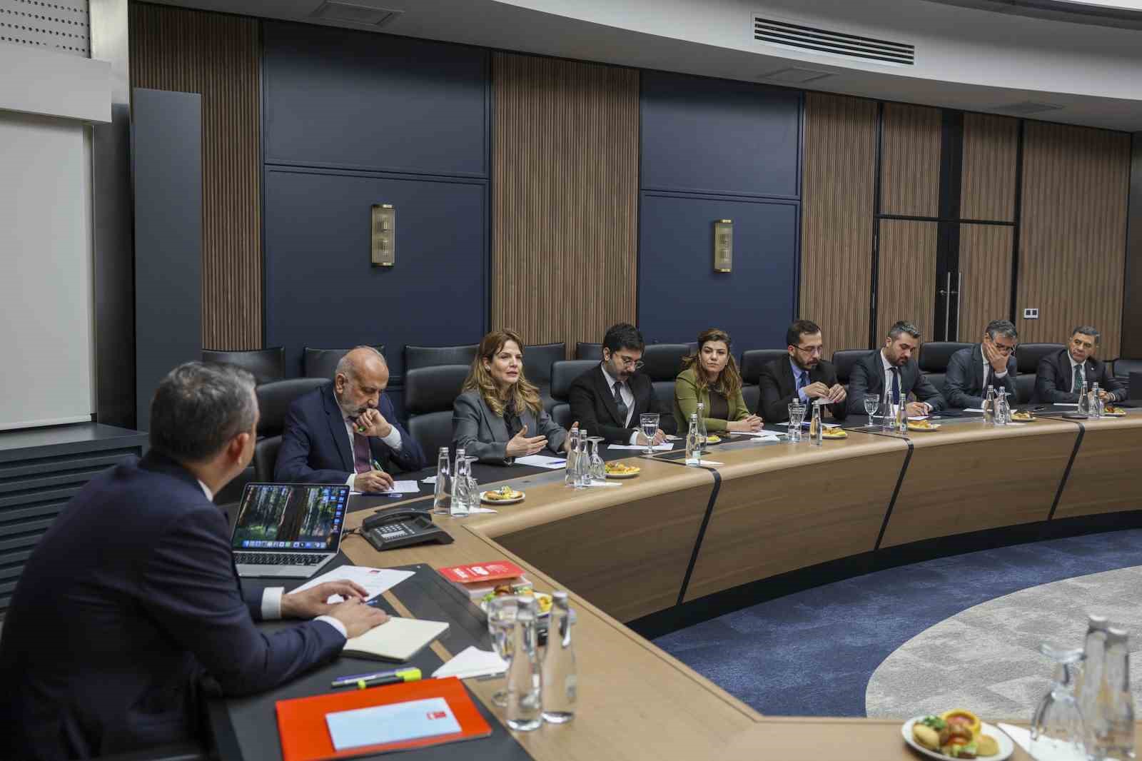 CHP Genel Başkanı Özel, Diyarbakır Kent Koruma ve Dayanışma Platformu temsilcileriyle bir araya geldi
