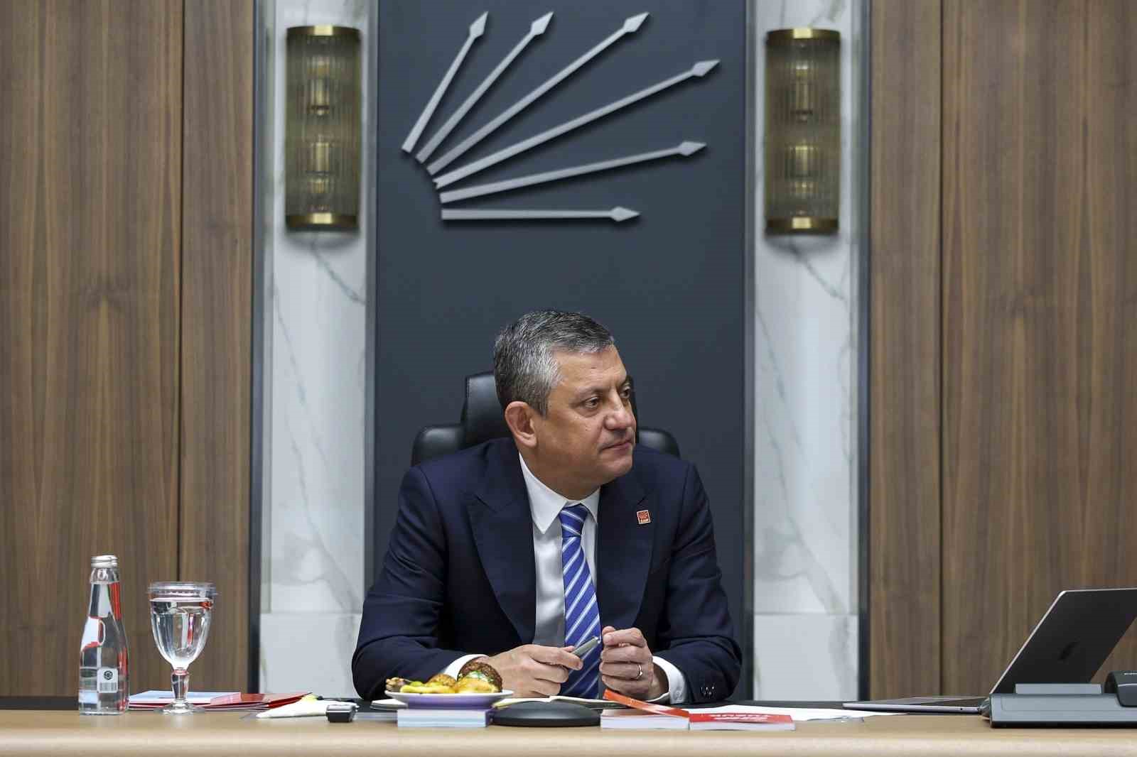 CHP Genel Başkanı Özel, Diyarbakır Kent Koruma ve Dayanışma Platformu temsilcileriyle bir araya geldi
