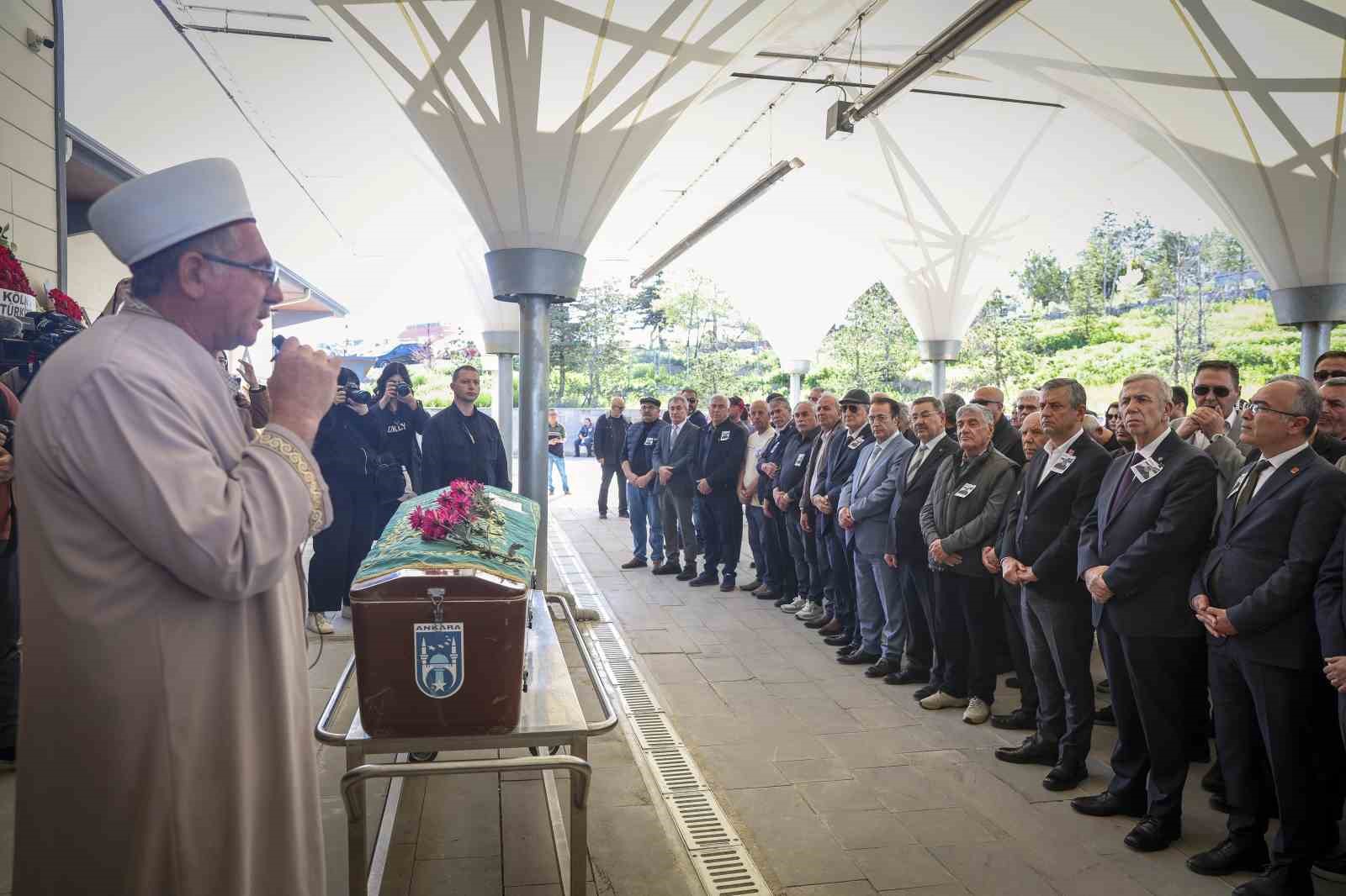 CHP Genel Başkanı Özel, gazeteci Yıldırım’ın cenaze törenine katıldı
