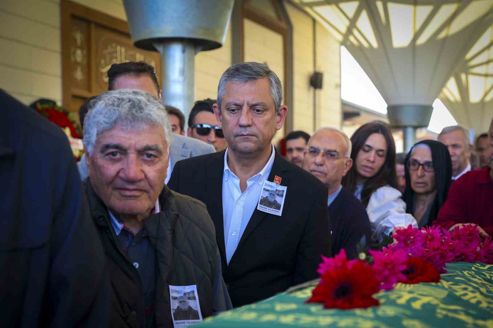 CHP Genel Başkanı Özel, gazeteci Yıldırım’ın cenaze törenine katıldı
