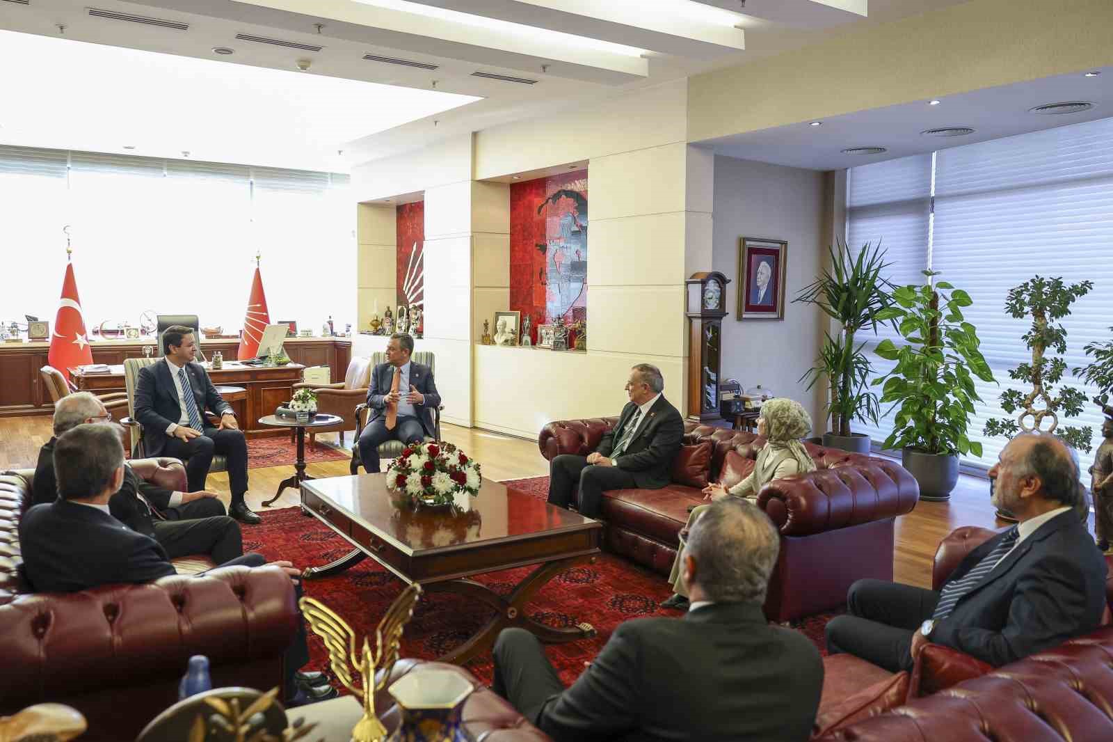CHP Genel Başkanı Özel ile Saadet Partisi Genel Başkanı Arıkan bir araya geldi
